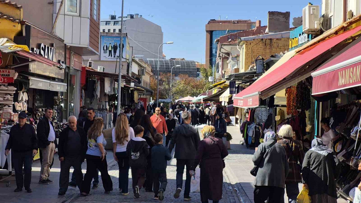 Eskişehir'de sıcak havayı fırsat bilenler Hamam Yolu Caddesi'nde yoğunluk oluşturdu