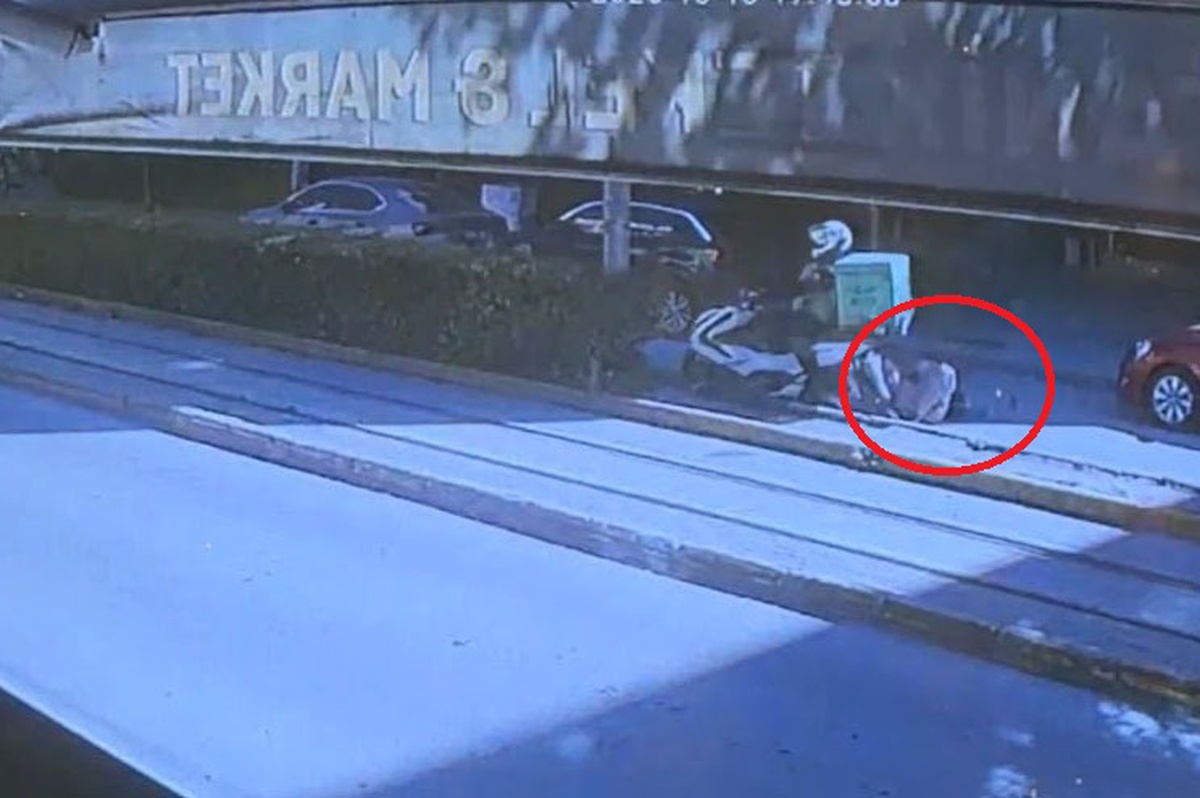 Eskişehir Odunpazarı'nda kurye motosikleti yayaya çarptı, 2 yaralıdan biri ağır