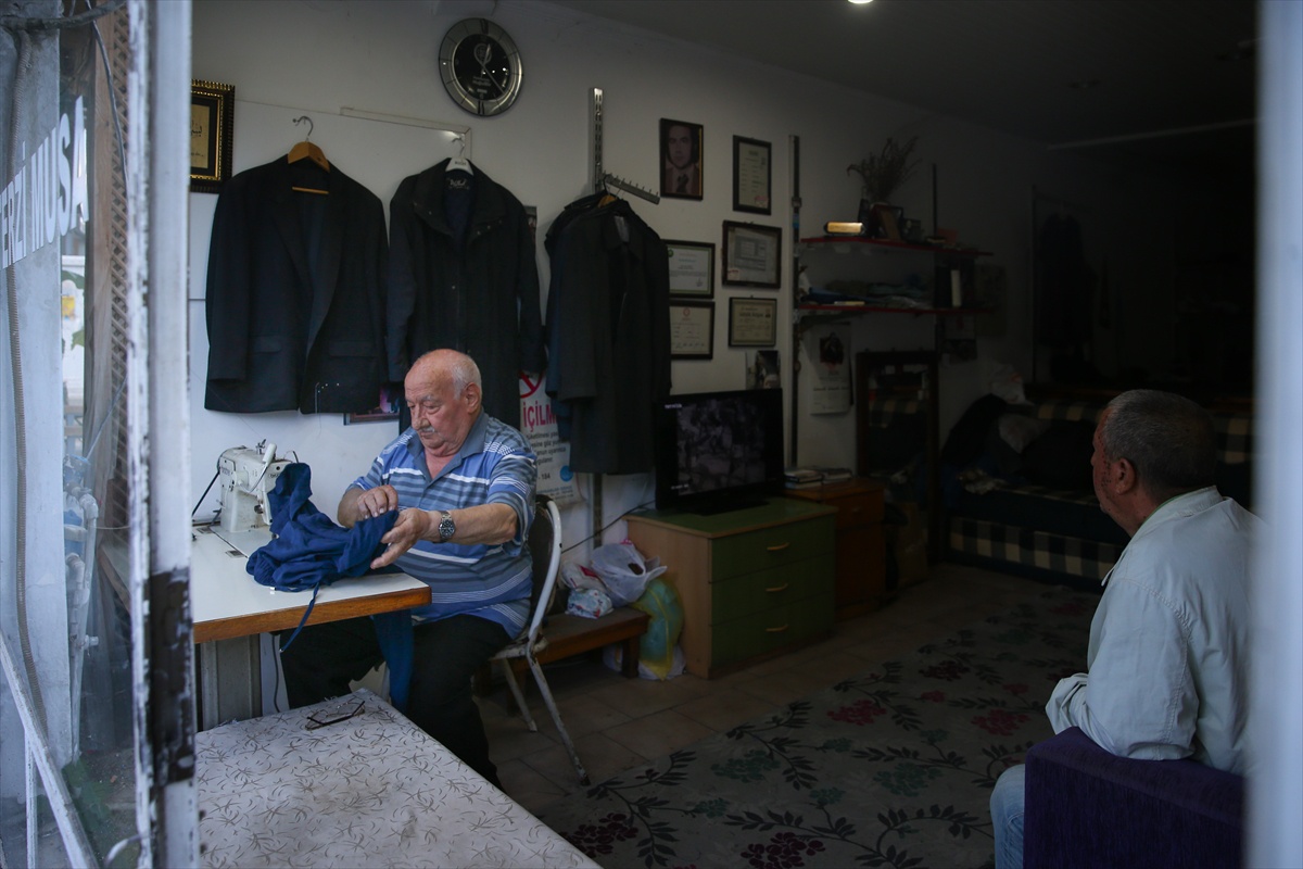 Fethiye'de 77 yaşındaki terzi Musa Karaca, mesleğini 54 yıldır sürdürüyor