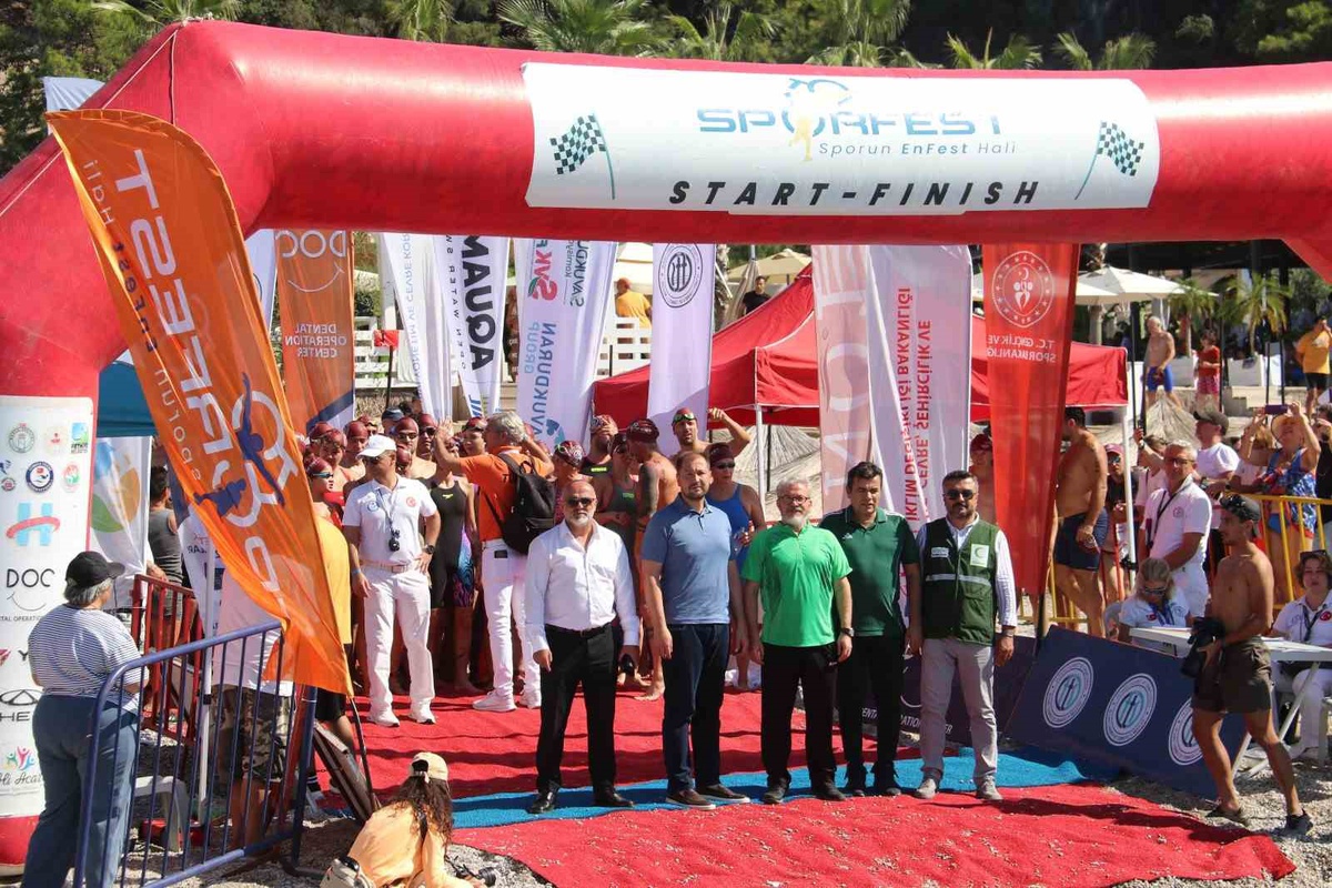 Fethiye'de düzenlenen açık su yüzme yarışları 1612 sporcuyla başladı