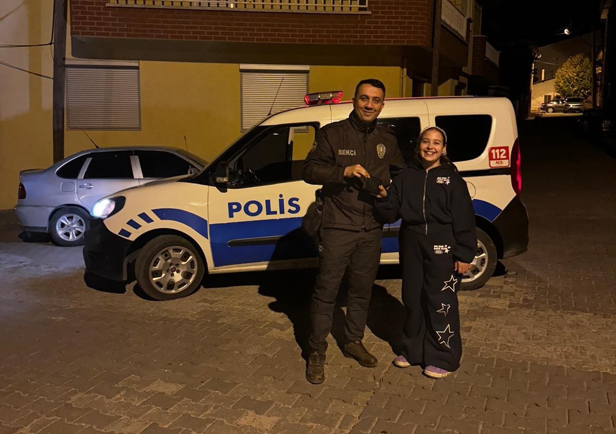 Gediz'de cüzdanı polise teslim eden 11 yaşındaki kız 500 TL hediye çeki aldı