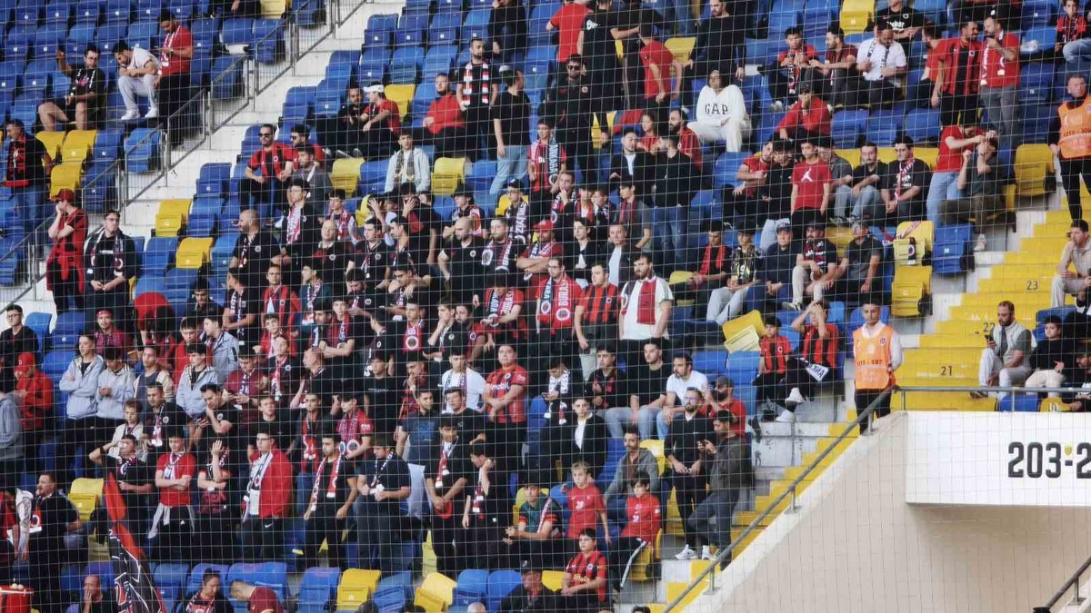Gençlerbirliği taraftarları Amed Sportif maçı öncesi 'Yönetim uyuma' dediler.