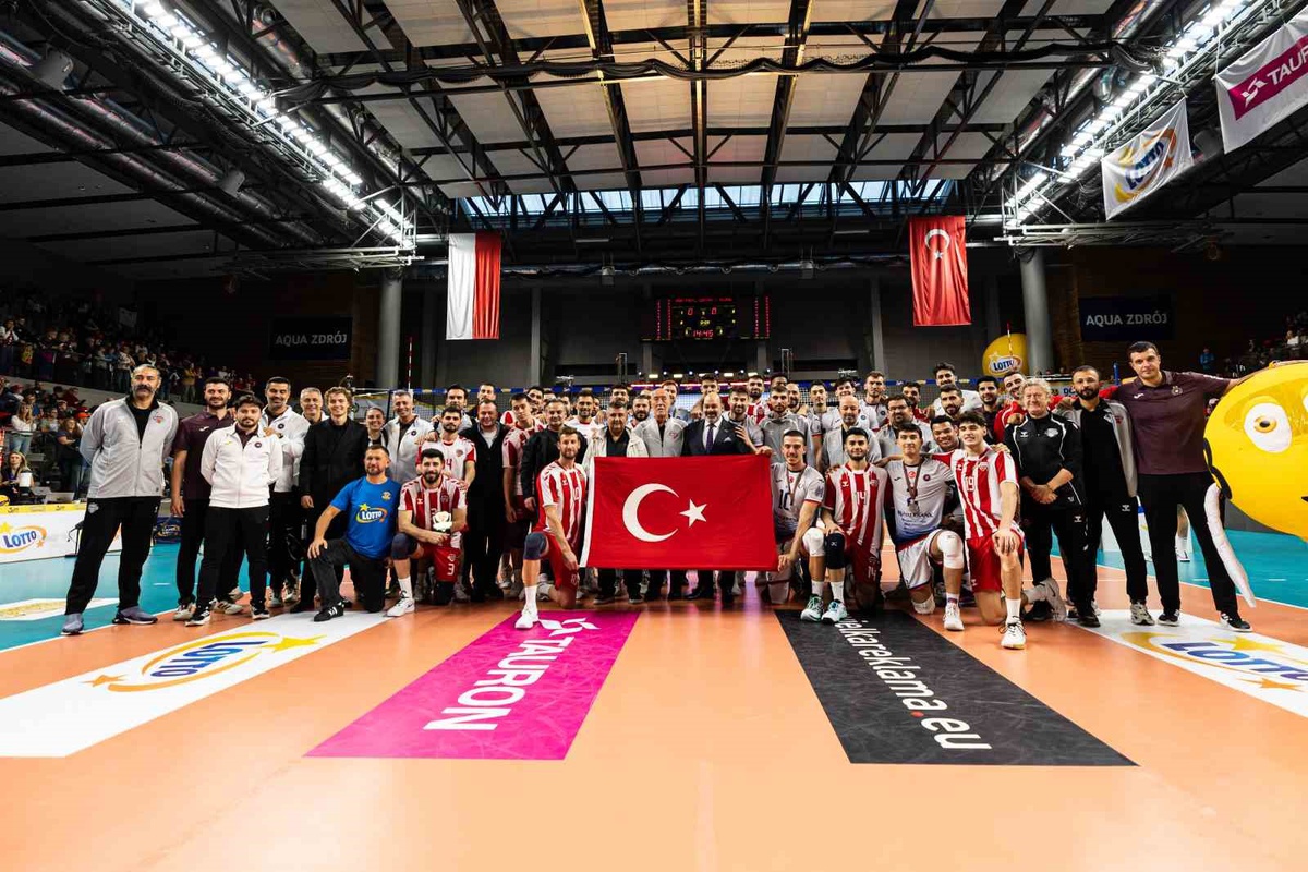 Halkbank Erkek Voleybol Takımı, Spor Toto'yu 3-2 yenerek turnuvayı 3. tamamladı
