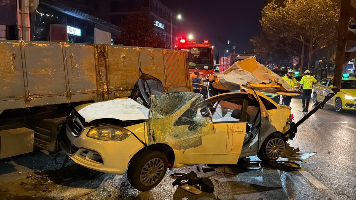 İddiaya göre Beyoğlu'nda makas atan otomobil kamyonetin altına girdi, 3 kişi yaralandı