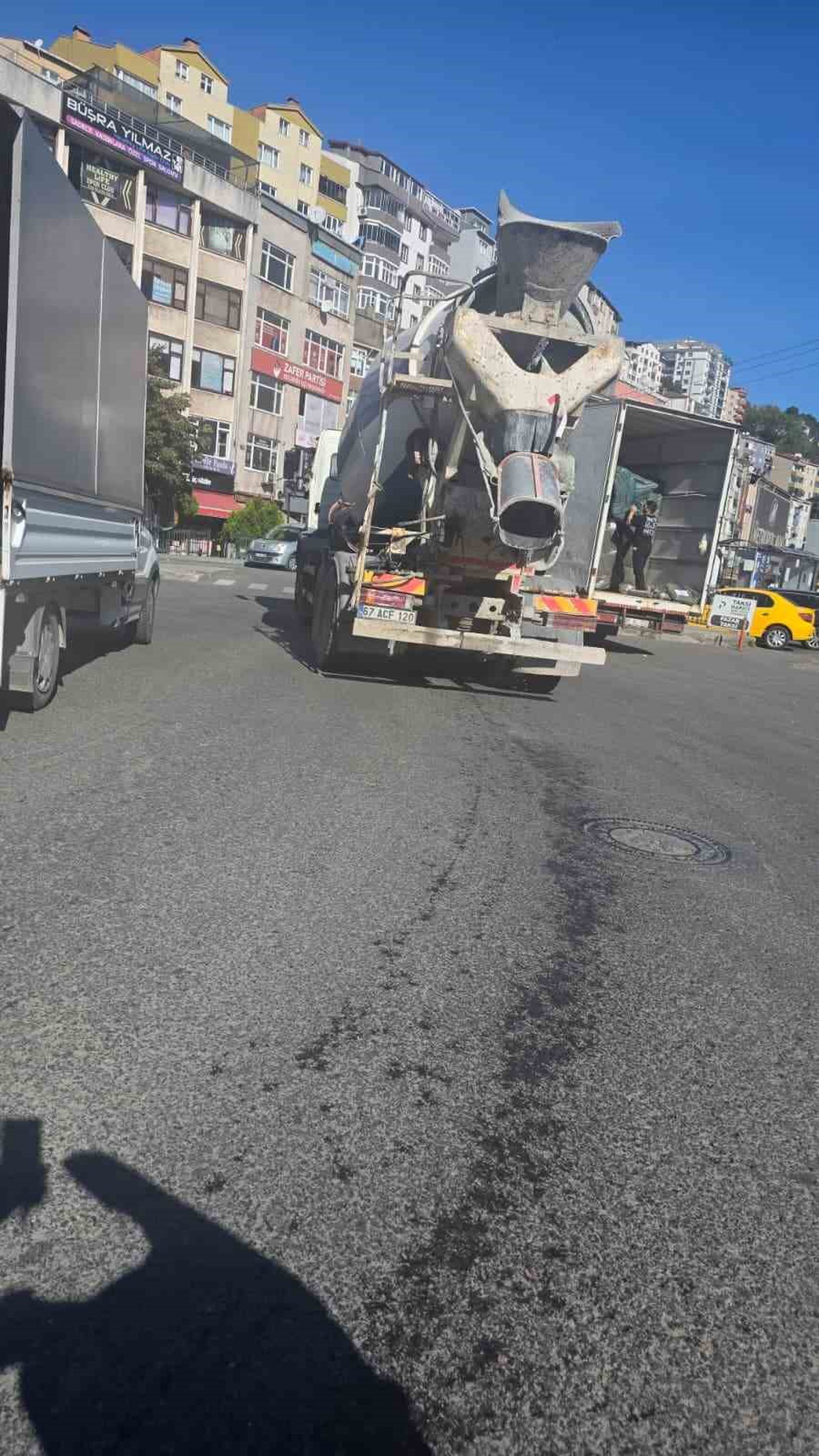 İddiaya göre Karadeniz Ereğli'de beton mikseri kirli suyu yola döktü, tepki çekti