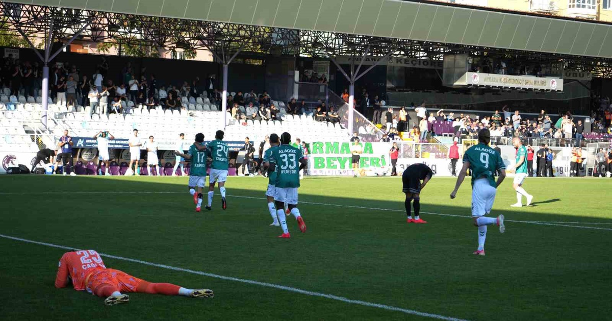 Iğdır FK, Batman Petrolspor'u 2-1 yendi; Mücahit Albayrak kırmızı kart gördü