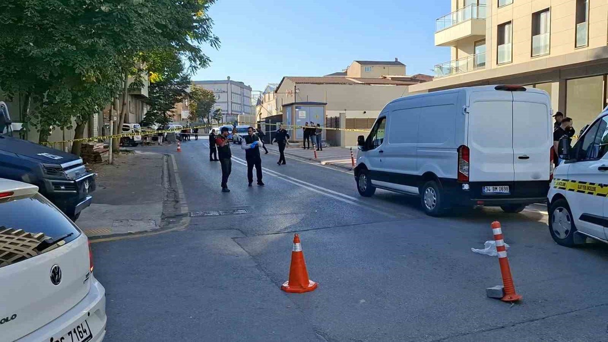 İstanbul Ümraniye'de çalışanın ağaçlar arasında fark ettiği çantadan el bombası çıktı