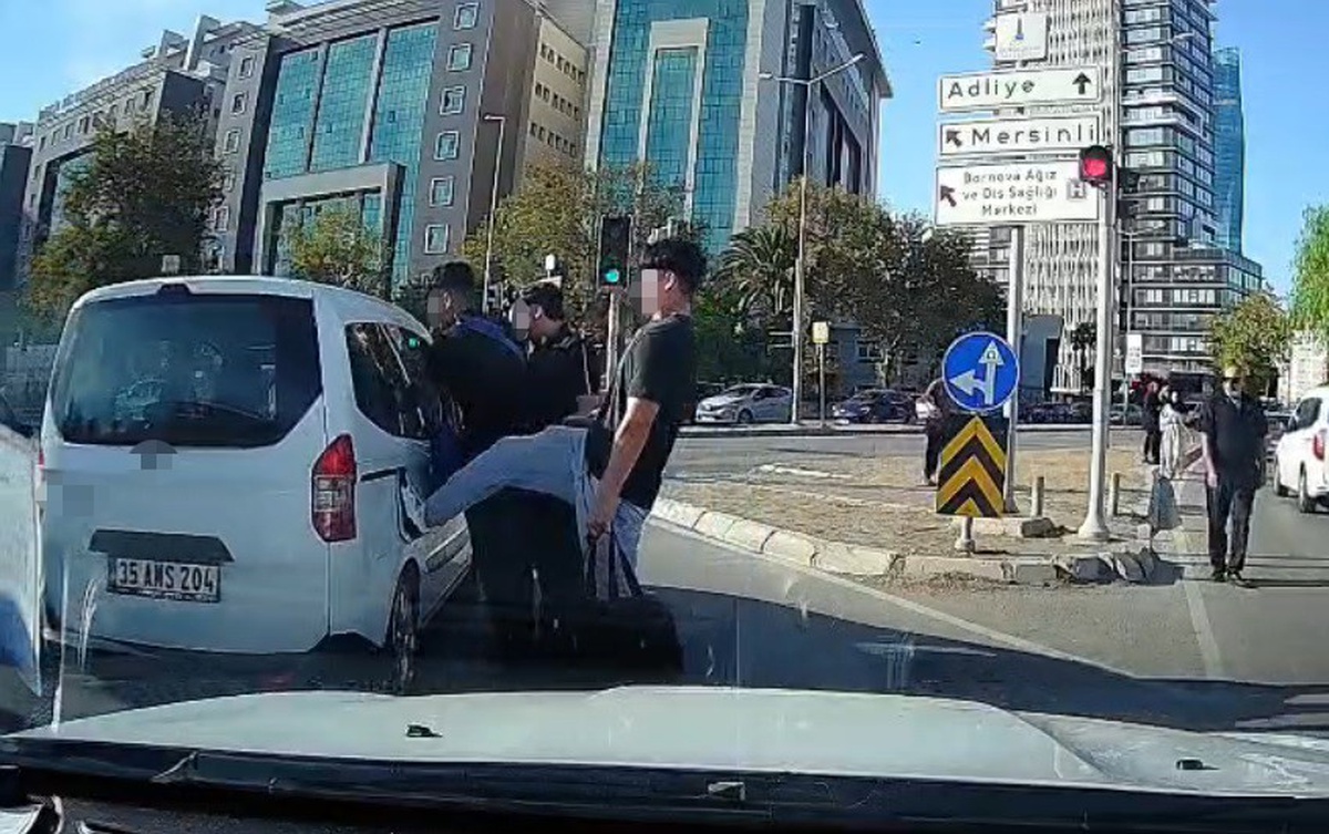 İzmir Bornova'da sürücüye tepki gösteren genç araca tekme attı, anlar kaydedildi