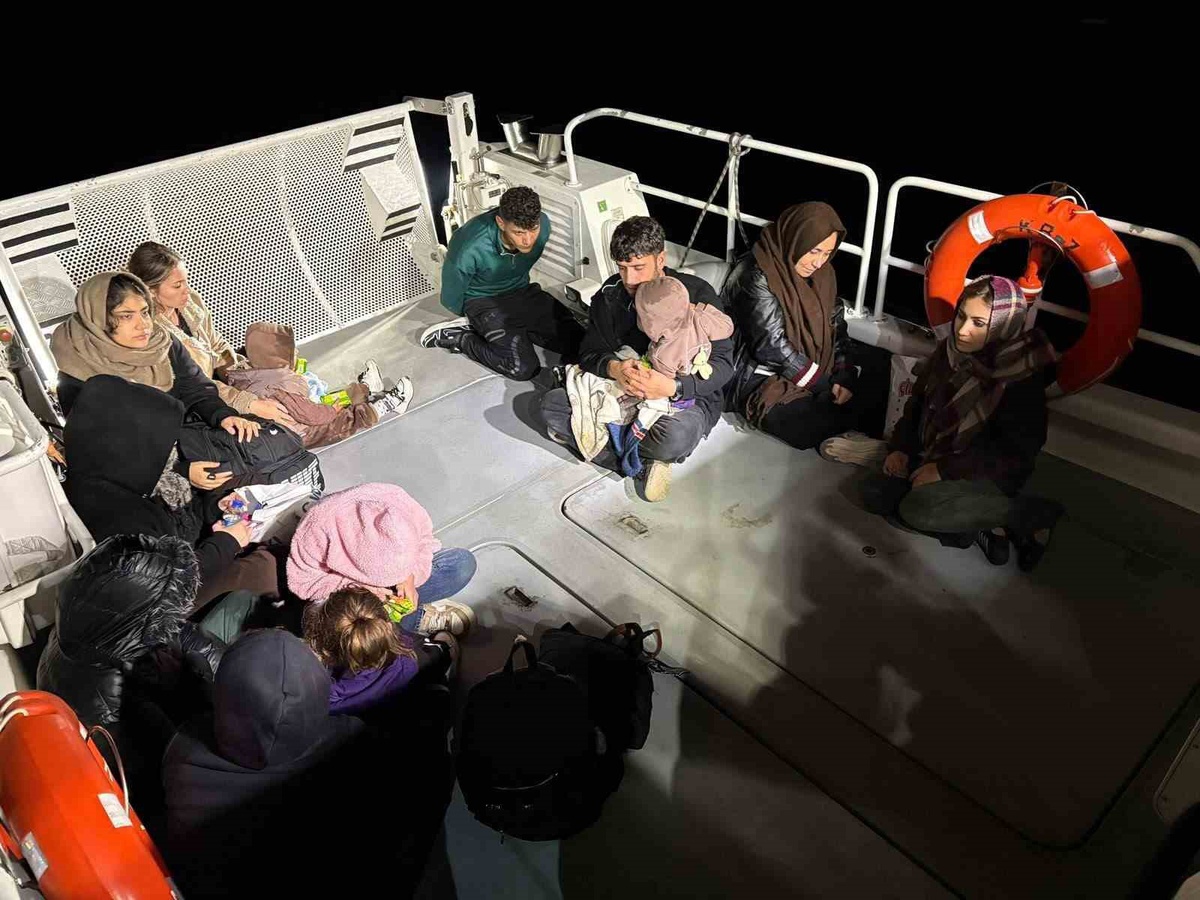 İzmir Seferihisar açıklarında bebek ve çocuklarla 13 düzensiz göçmen yakalandı