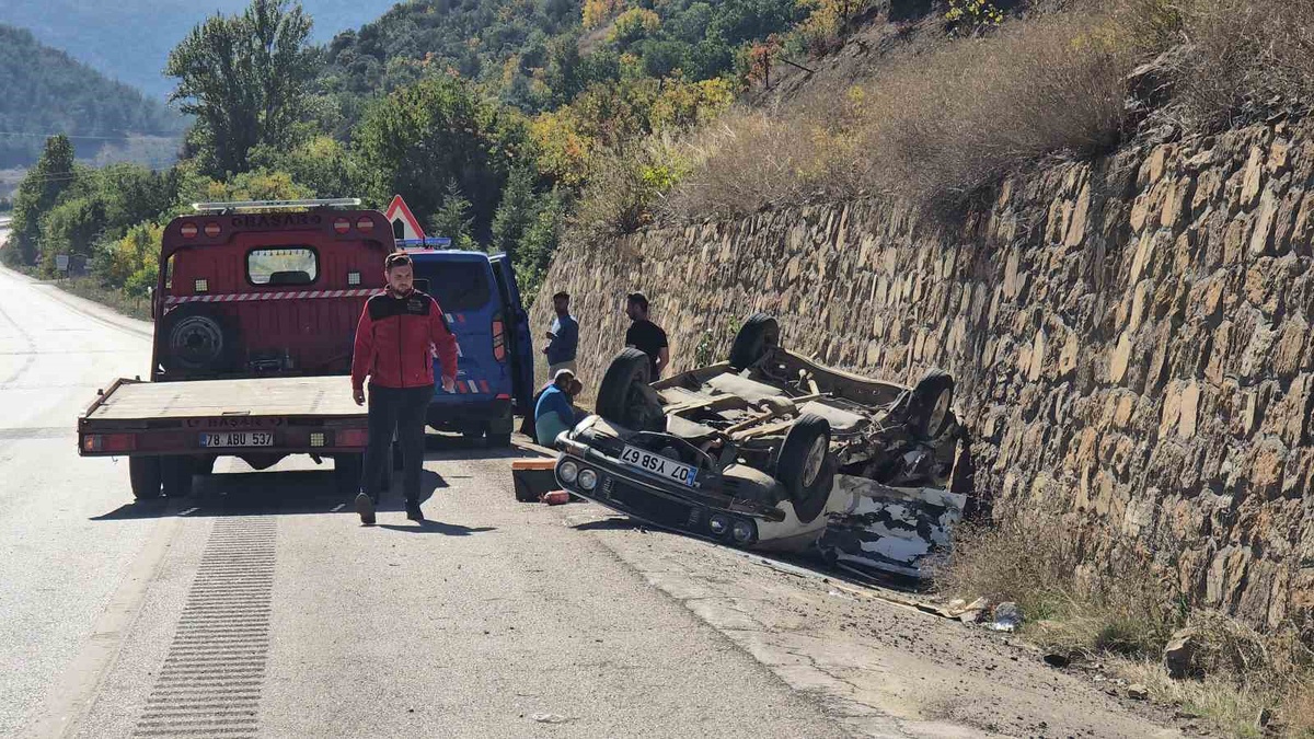 Karabük'te istinat duvarına çarpıp ters dönen otomobilde 3 kişi yaralandı.