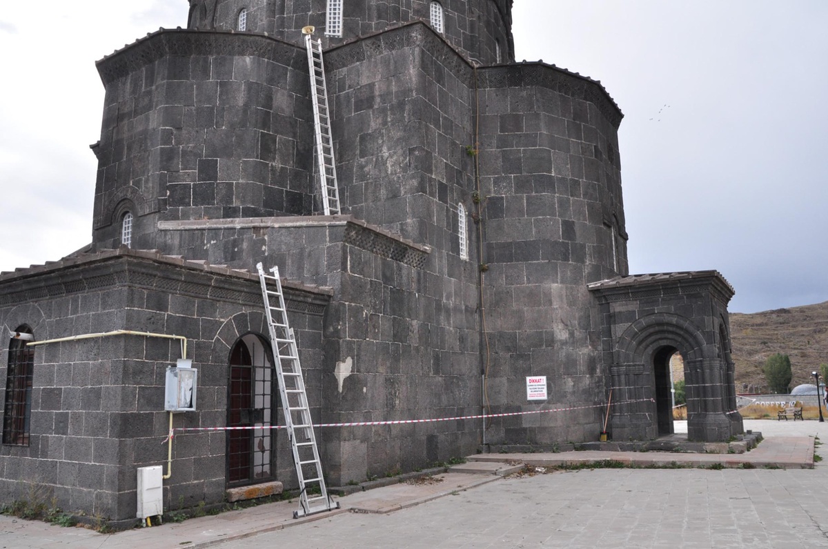 Kars'ta tarihi Kümbet Camisi'nde restorasyon başladı, yeniden ibadete açılacak