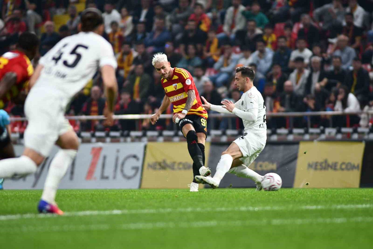 Kayserispor, Manisa FK'yı Murat Cem'in 90+3'te attığı golle 3-2 mağlup etti