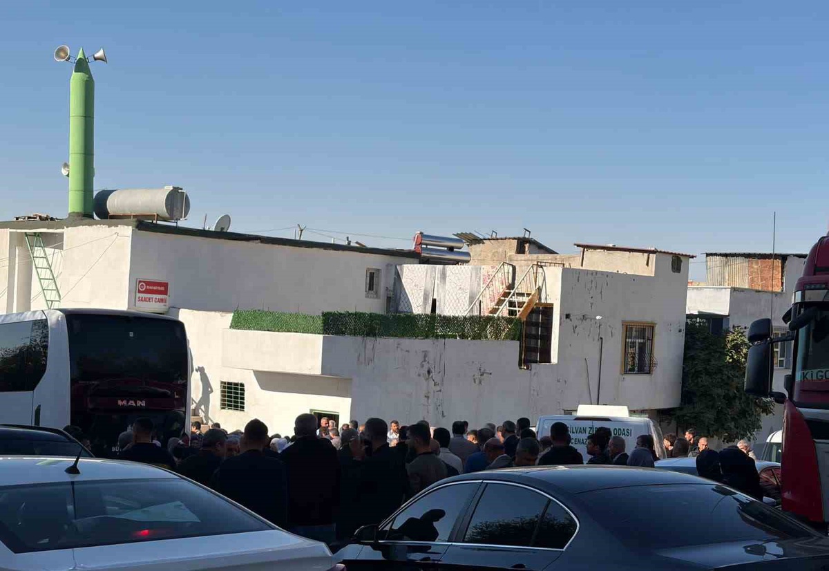 Kentsel dönüşüm nedeniyle taşındığı binada ölen Mesut Bilece, Silvan'da defnedildi