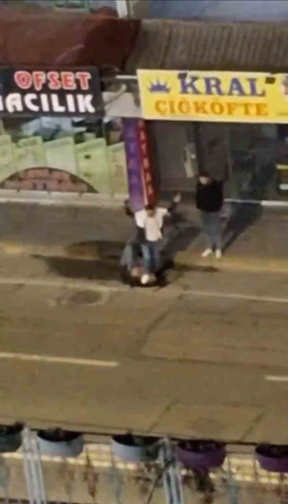 Kocaeli İzmit'te yerde yatan erkeğin yüzüne ayağıyla basan şahıs kameraya yansıdı