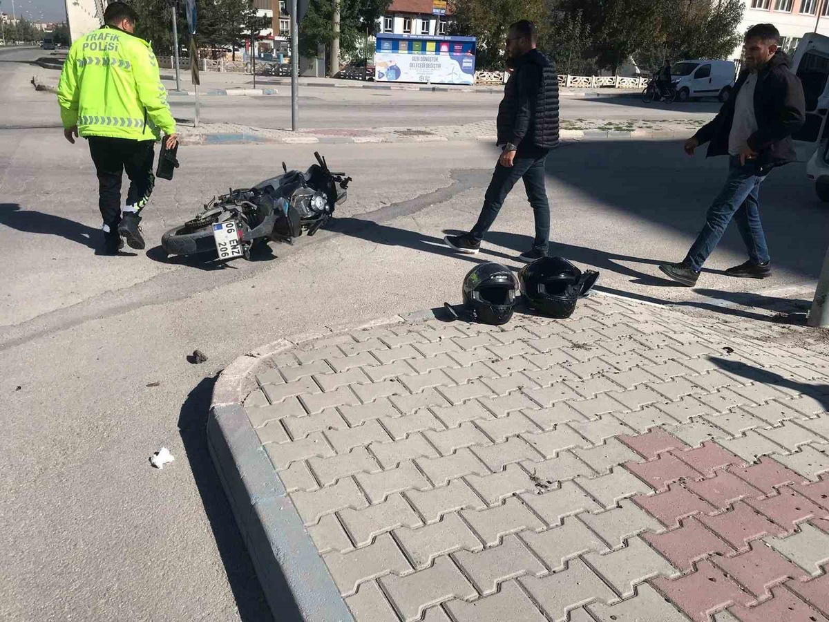 Konya Ereğli'de SUV ile motosiklet çarpıştı, 2 kişi yaralandı