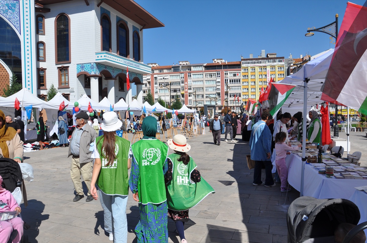 KÜSİDAP ve İHH öncülüğünde Kütahya'da Gazze için Hayır Çarşısı kuruldu