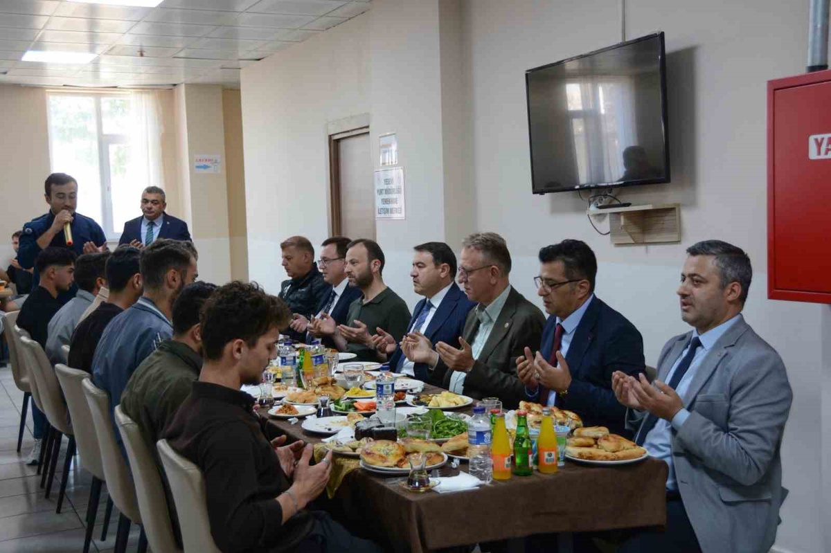 Kütahya Valisi Işın, Yesevi Yurdu'nda öğrencilere değerler üzerine tavsiye verdi