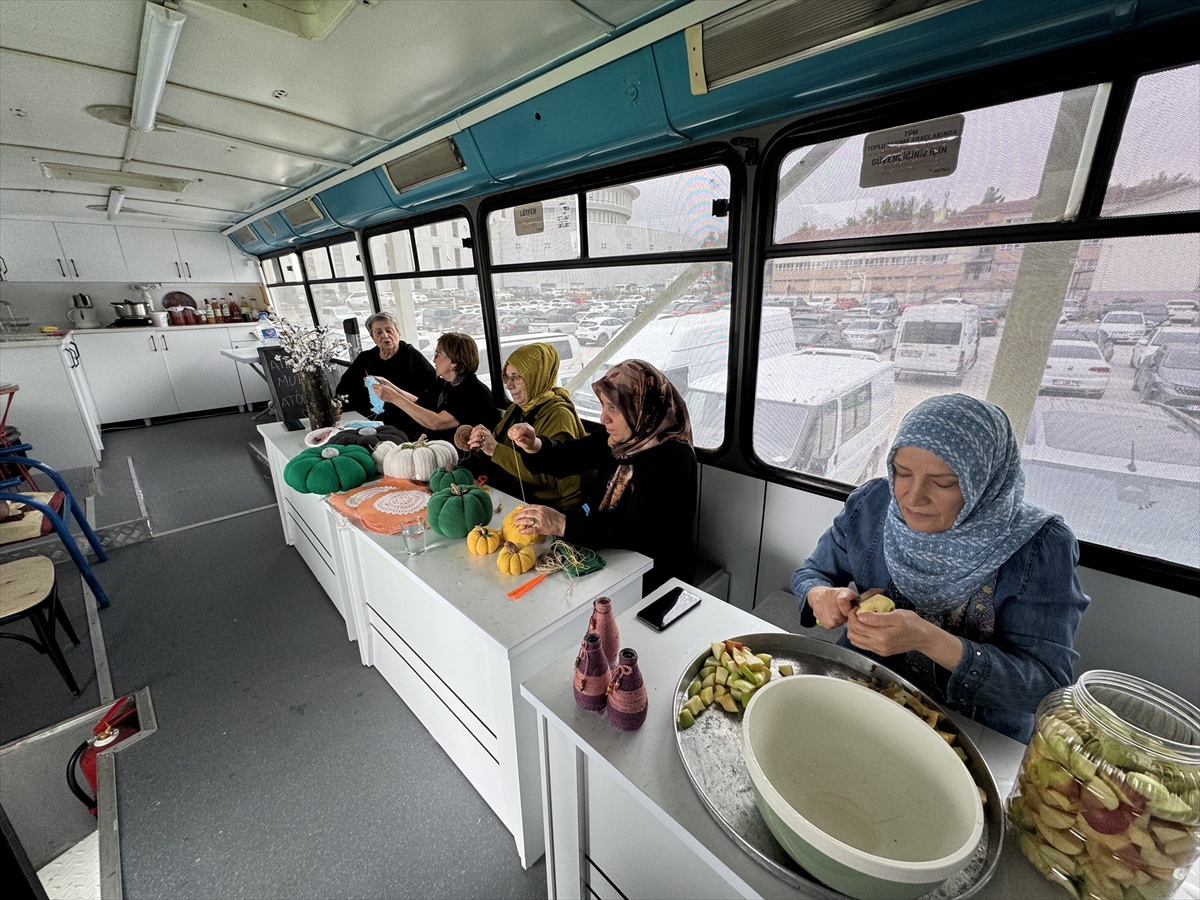 Malatya'da hurda otobüs, kadınlara atık yağdan Arap sabunu yapmayı öğretiyor