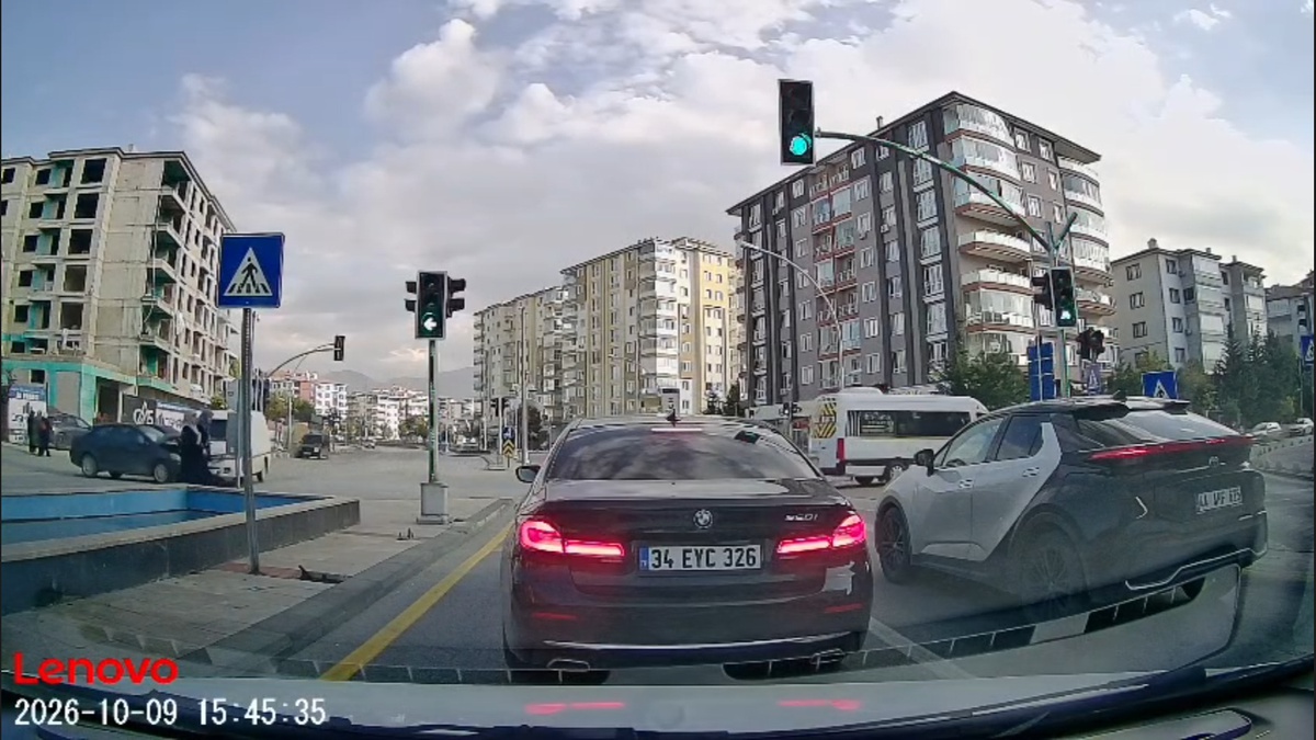 Malatya Yeşilyurt'ta kamyonetle otomobil çarpıştı; kamyonet sürücüsü yaralandı