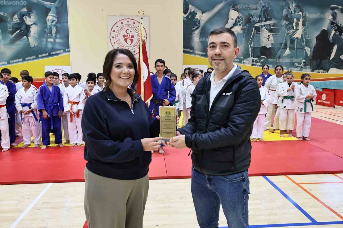 Manisa'da Amatör Spor Haftası, 8 antrenörün ödüllendirildiği törenle sona erdi
