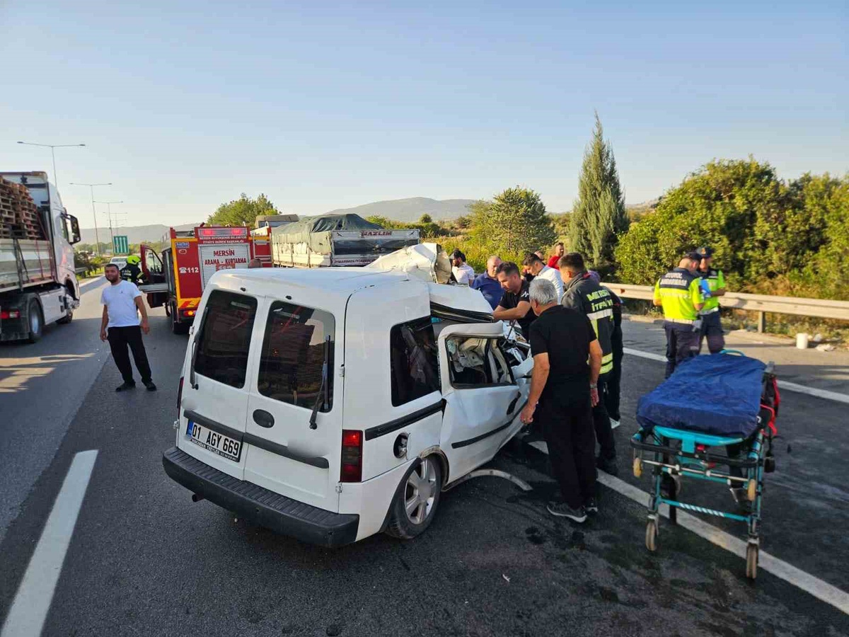 Mersin'de hafif ticari araç çekiciye arkadan çarptı, 2 kişi öldü, 1 kişi yaralandı.
