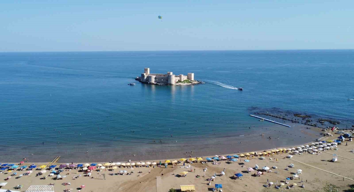 Mersin'de sezon bitse de 28 dereceye çıkınca Kızkalesi'nde deniz keyfi başladı