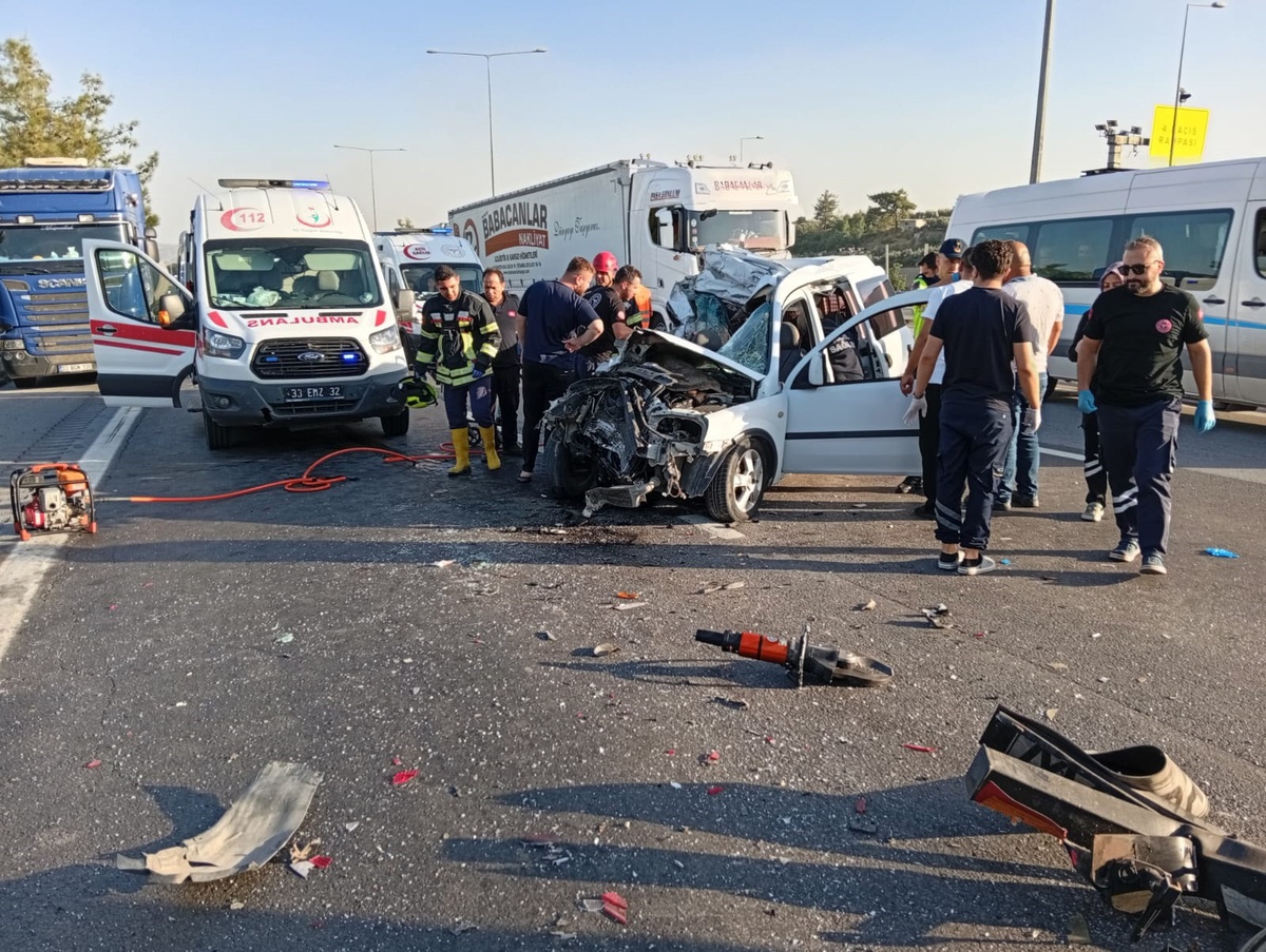 Mersin'de TIR'a çarpan araçta Eyüp ve Meşude Bolat öldü, oğulları ağır yaralandı
