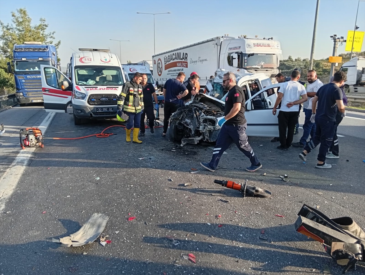 Mersin Tarsus'ta tıra arkadan çarpan hafif ticari araçta 2 kişi öldü, 1 yaralı