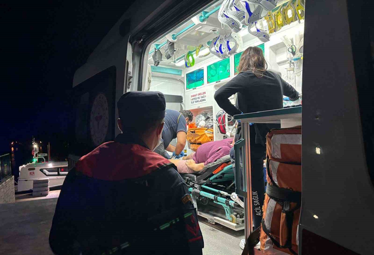 Muğla Fethiye açıklarında yaralanan vatandaşı Sahil Güvenlik denizden tahliye etti