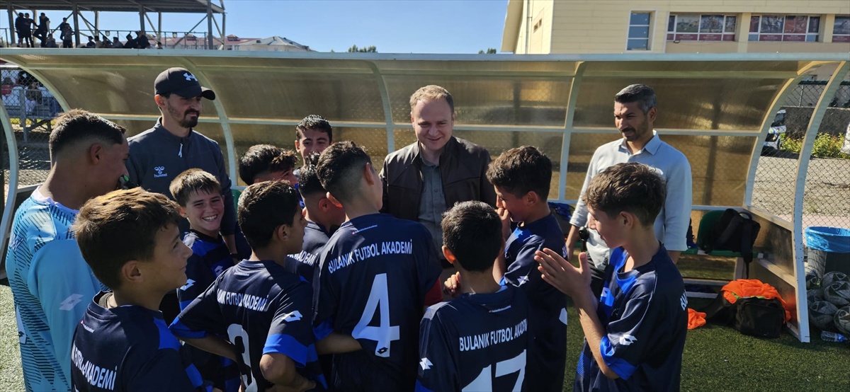 Muş Bulanık Kaymakamı Koşansu, amatör futbol maçında sporcuları tebrik etti