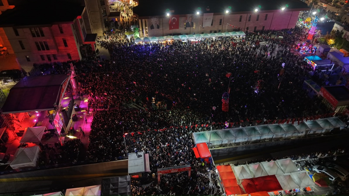 Sagopa Kajmer, Niğde 6. Gastronomi Festivali'nde sahne alıp şarkılarını söyledi