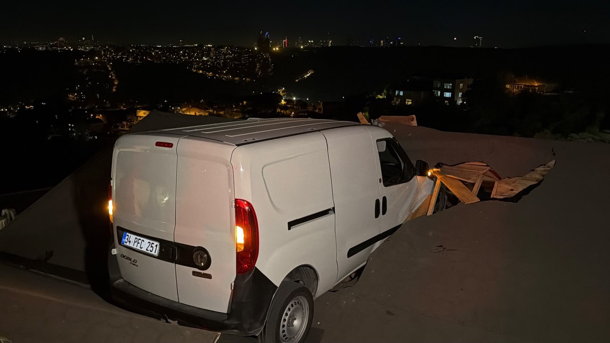 Sarıyer'de yokuş aşağı inen araç kayıp tek katlı evin çatısına uçtu, sürücü yaralandı