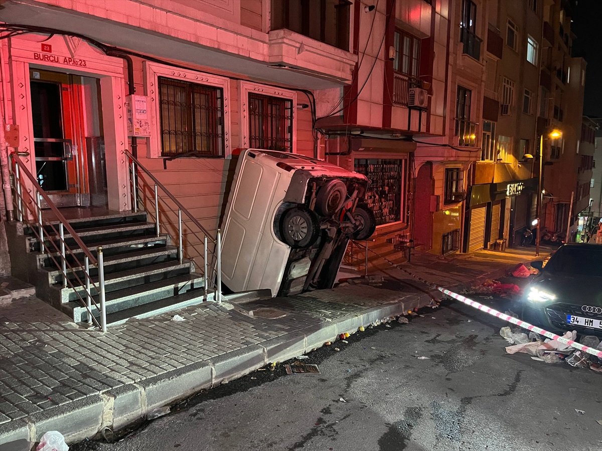 Şişli'de kontrolden çıkan panelvan apartman boşluğuna düştü, sürücü yaralandı