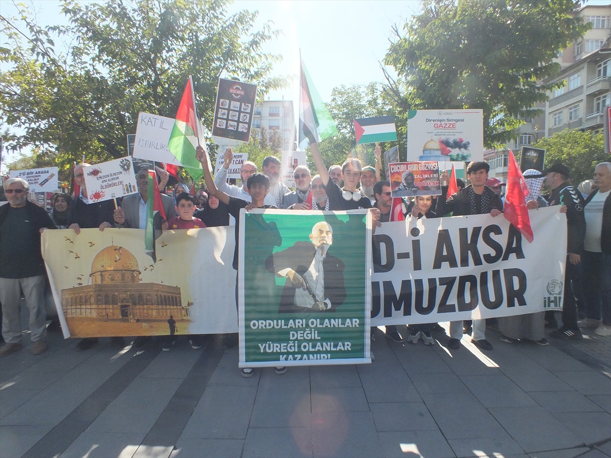 Sivas Filistin Dayanışma Platformu, Gazze soykırımının 3. yılında yürüyüş düzenledi