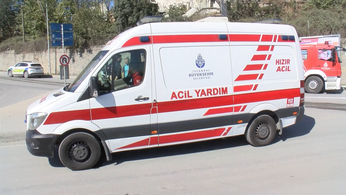 Sultangazi'de İETT otobüsü duvara çarptı; yaralılar var