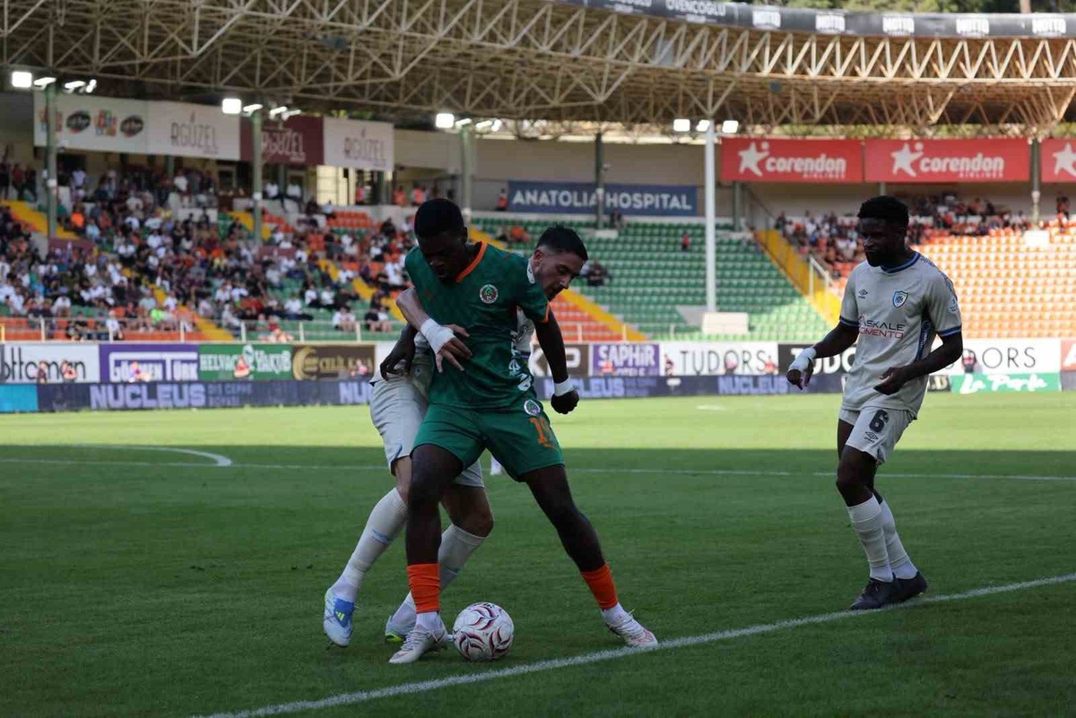 Süper Lig 7. haftasında Alanyaspor ile Erzurumspor FK'nın ilk yarısı golsüz bitti