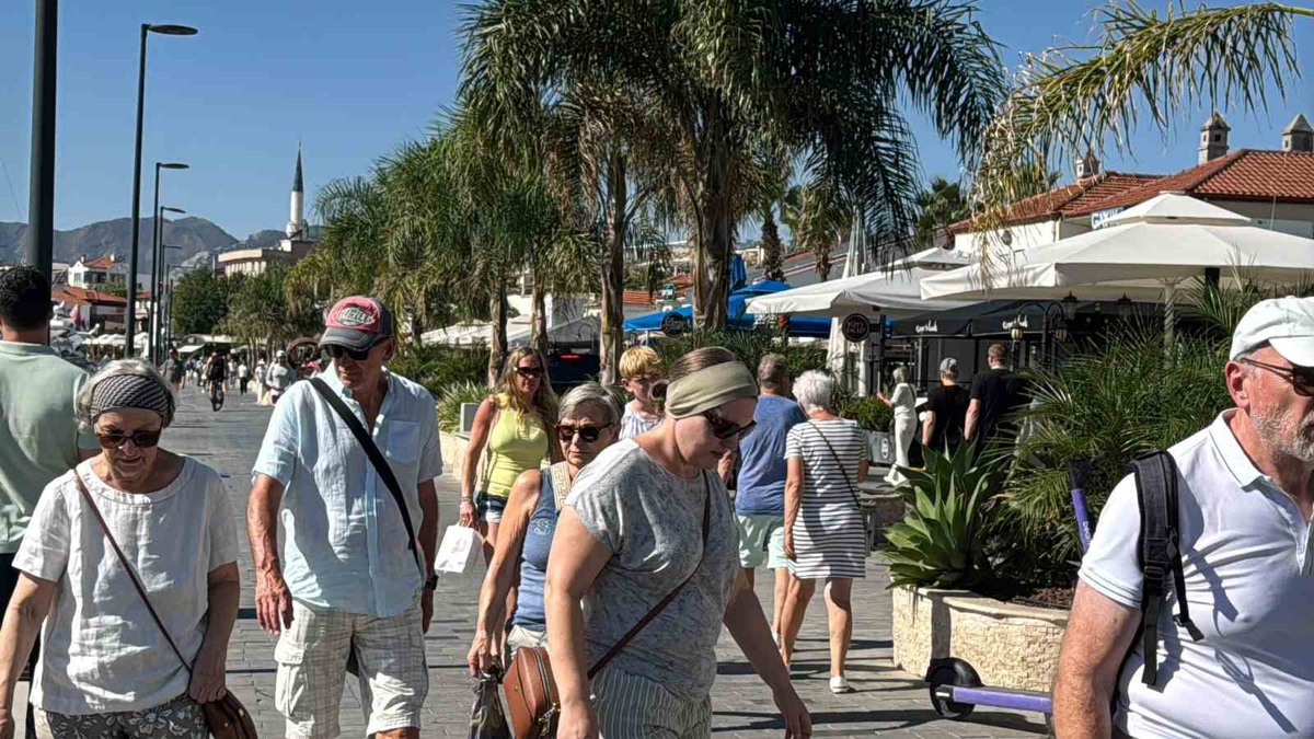 Üç kruvaziyer bu hafta Marmaris'e 9 bin 400 turist getirdi, kentte hareket oluştu