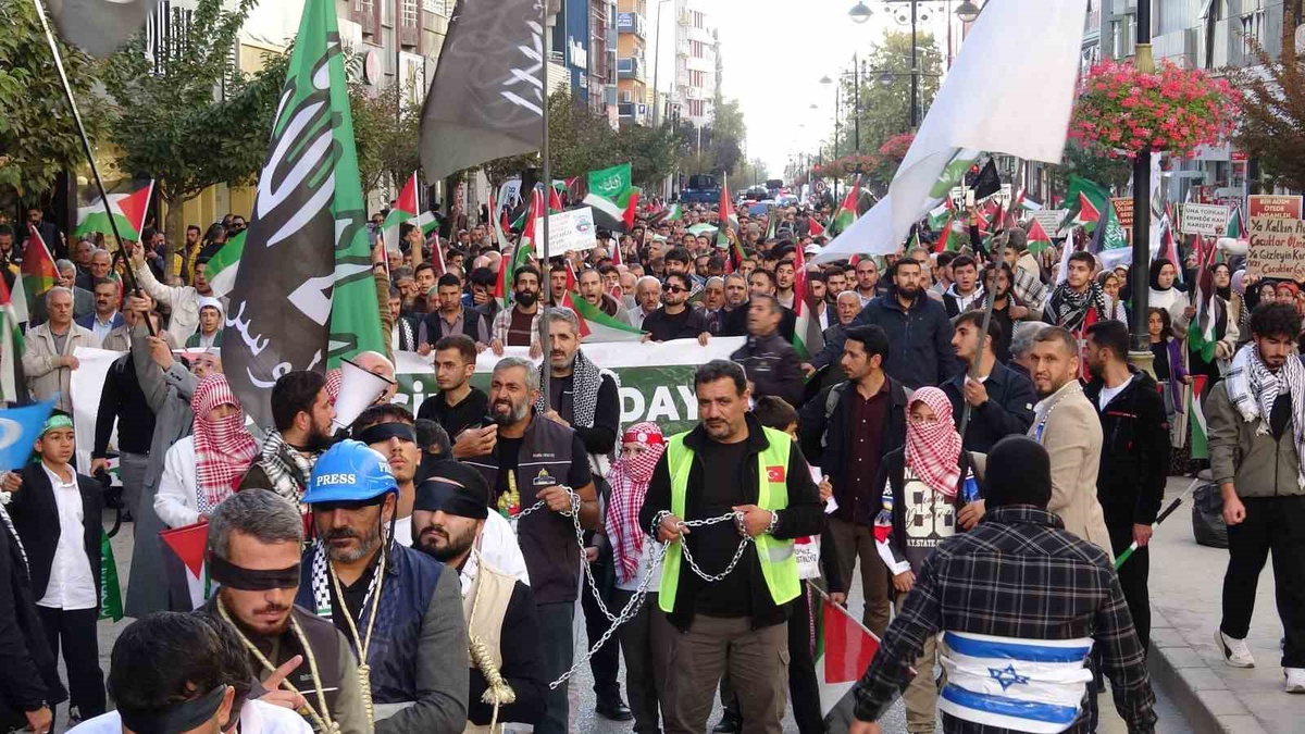 Van'da binlerce kişi Filistin'e destek için Kent Meydanı'na yürüdü