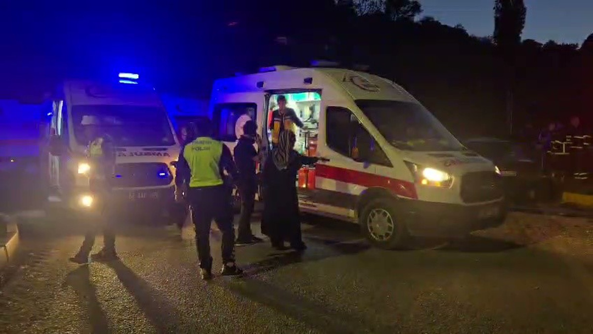 Zonguldak'ta akşam saatlerinde kavşakta çarpışan araçlarda bulunan 6 kişi yaralandı