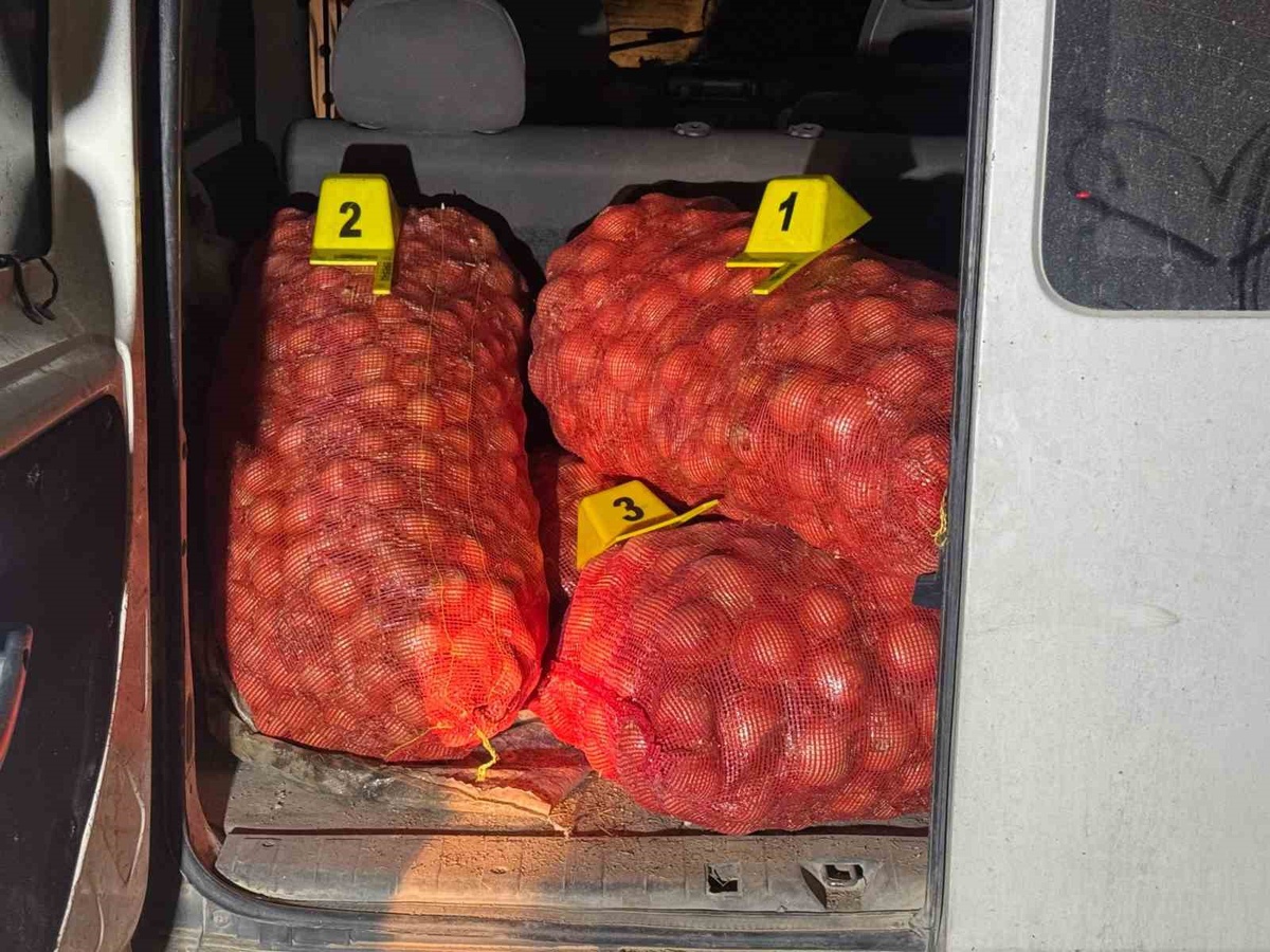 Afyonkarahisar Emirdağ'da 250 kilo soğan çalmaya çalışan 2 şüpheli jandarma yakaladı