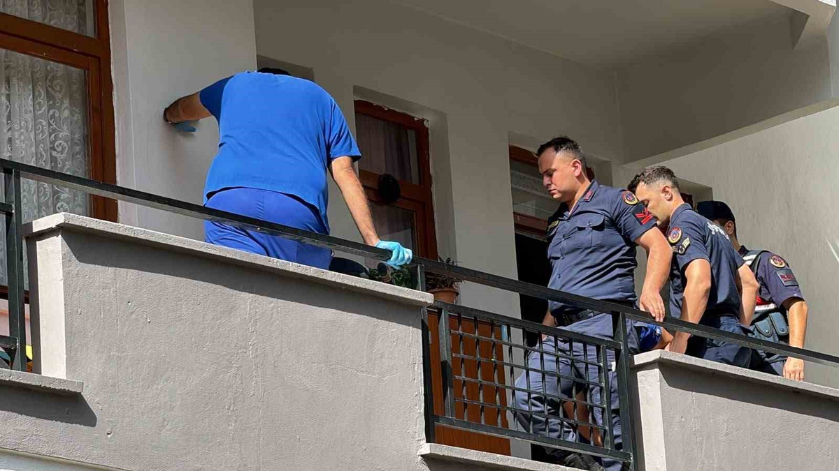 Alanya'da kız kardeşini balkondan atan kişi, tabancayla intihar ederek öldü