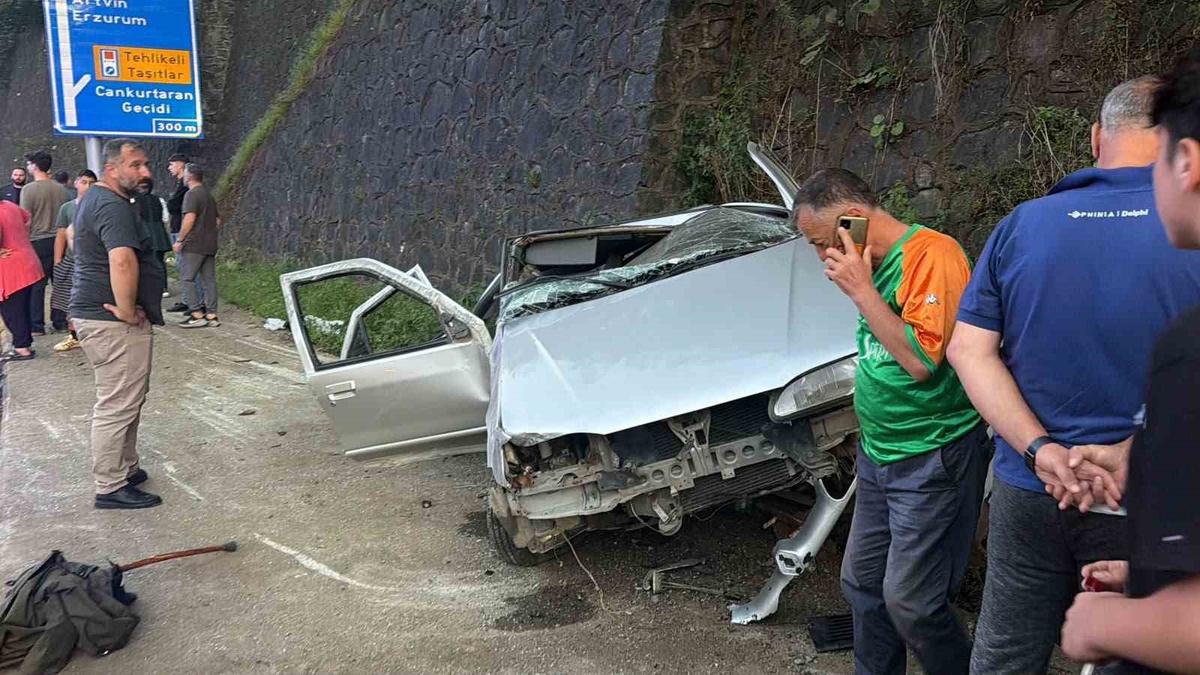 Artvin Hopa'da cenaze töreninden dönerken kaza yapan otomobilde 2 kişi yaralandı