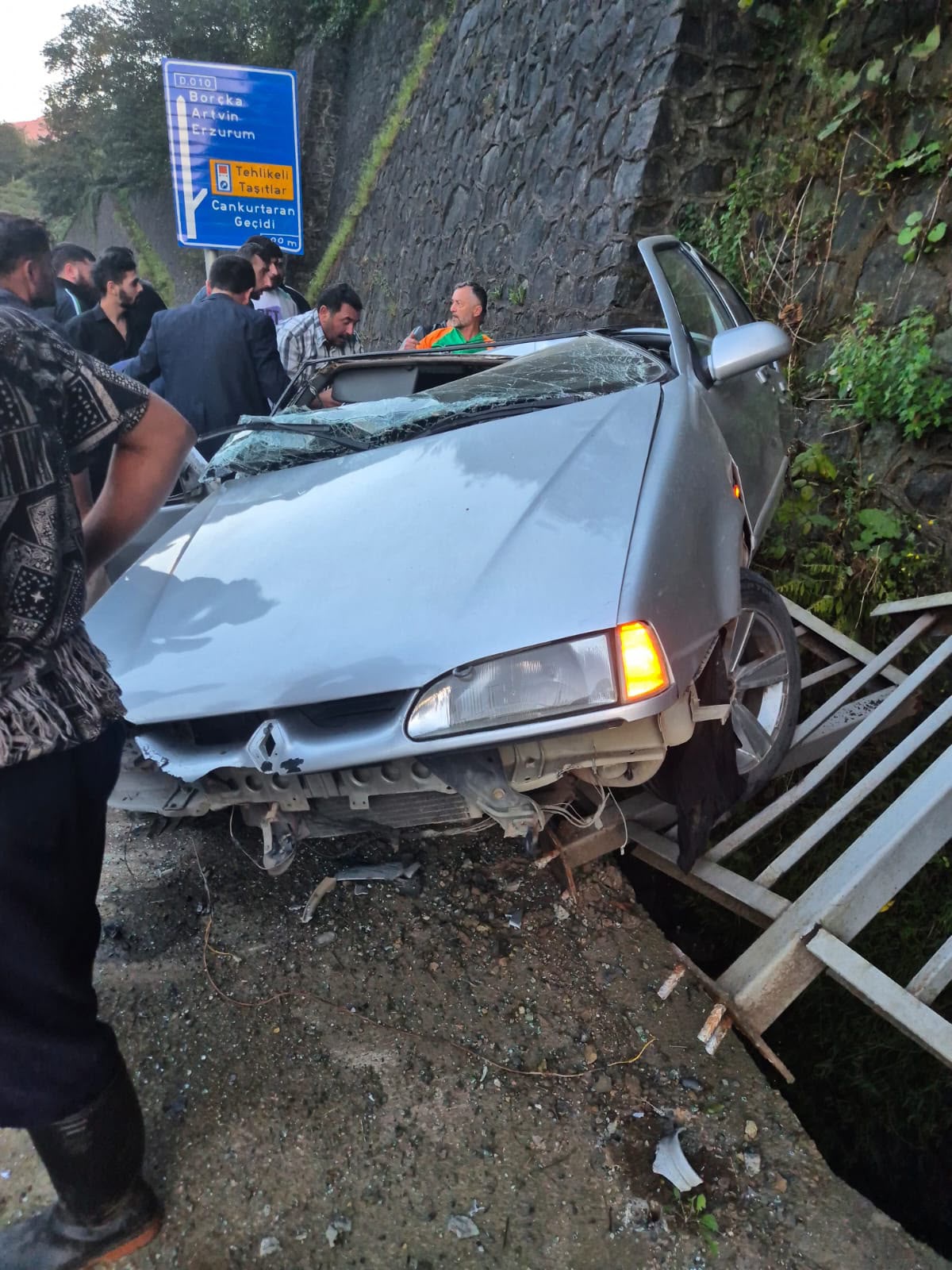 Artvin Hopa'da tünel çıkışında otomobil istinat duvarına çarptı, 3 kişi yaralandı