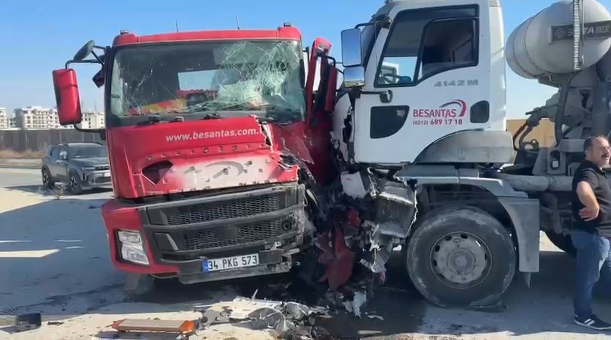Avcılar'da beton mikseri karşı yönden gelen araçla çarpıştı, şoför yaralandı