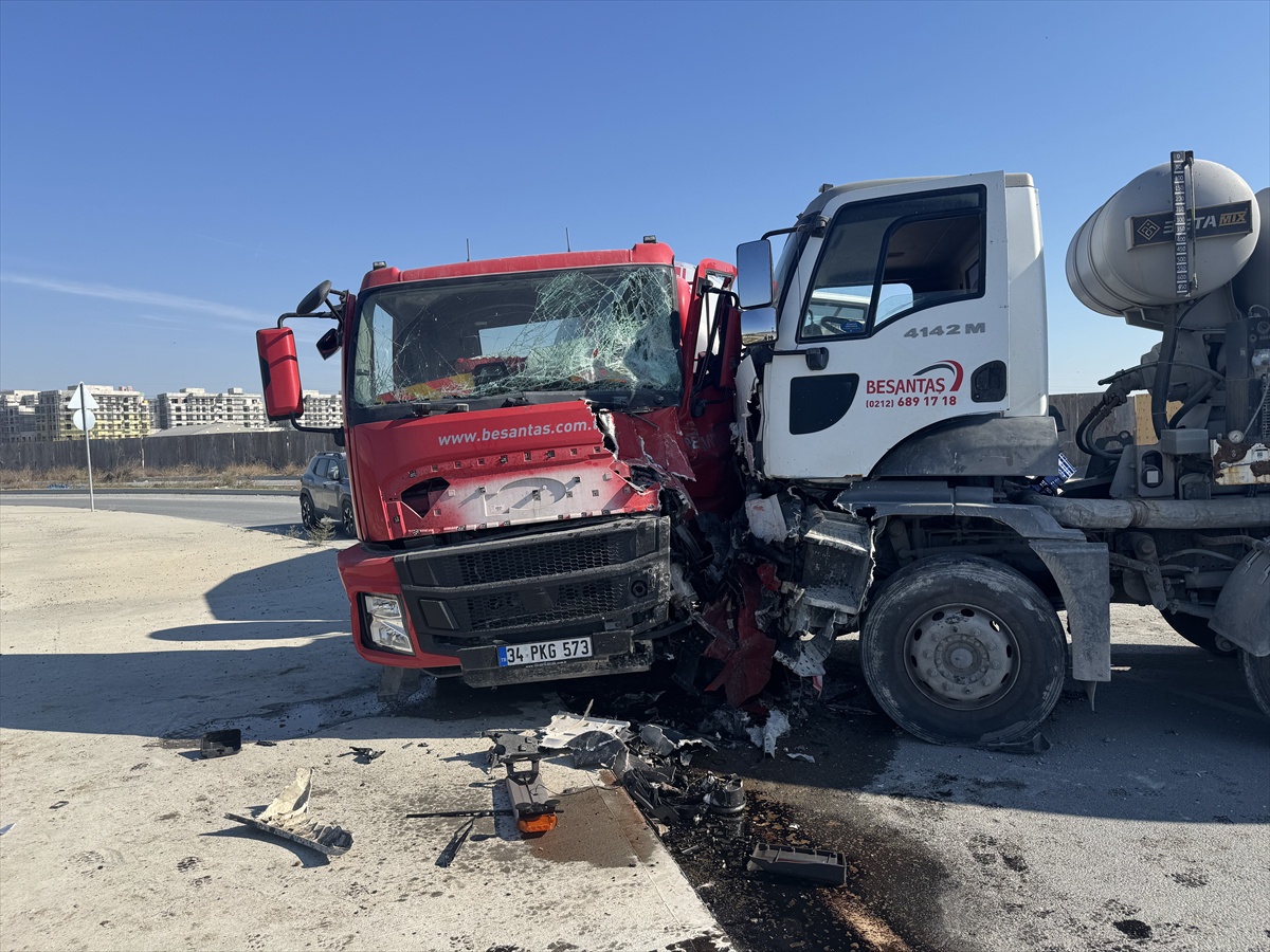 Avcılar Firuzköy'de iki beton mikseri çarpıştı, sürücüler yaralandı