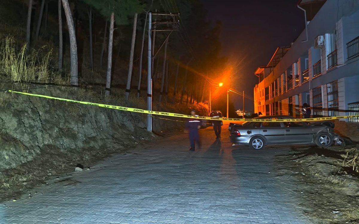 Aydın Nazilli'de otomobil balkona çarptı, sürücü yaralanarak hastaneye kaldırıldı