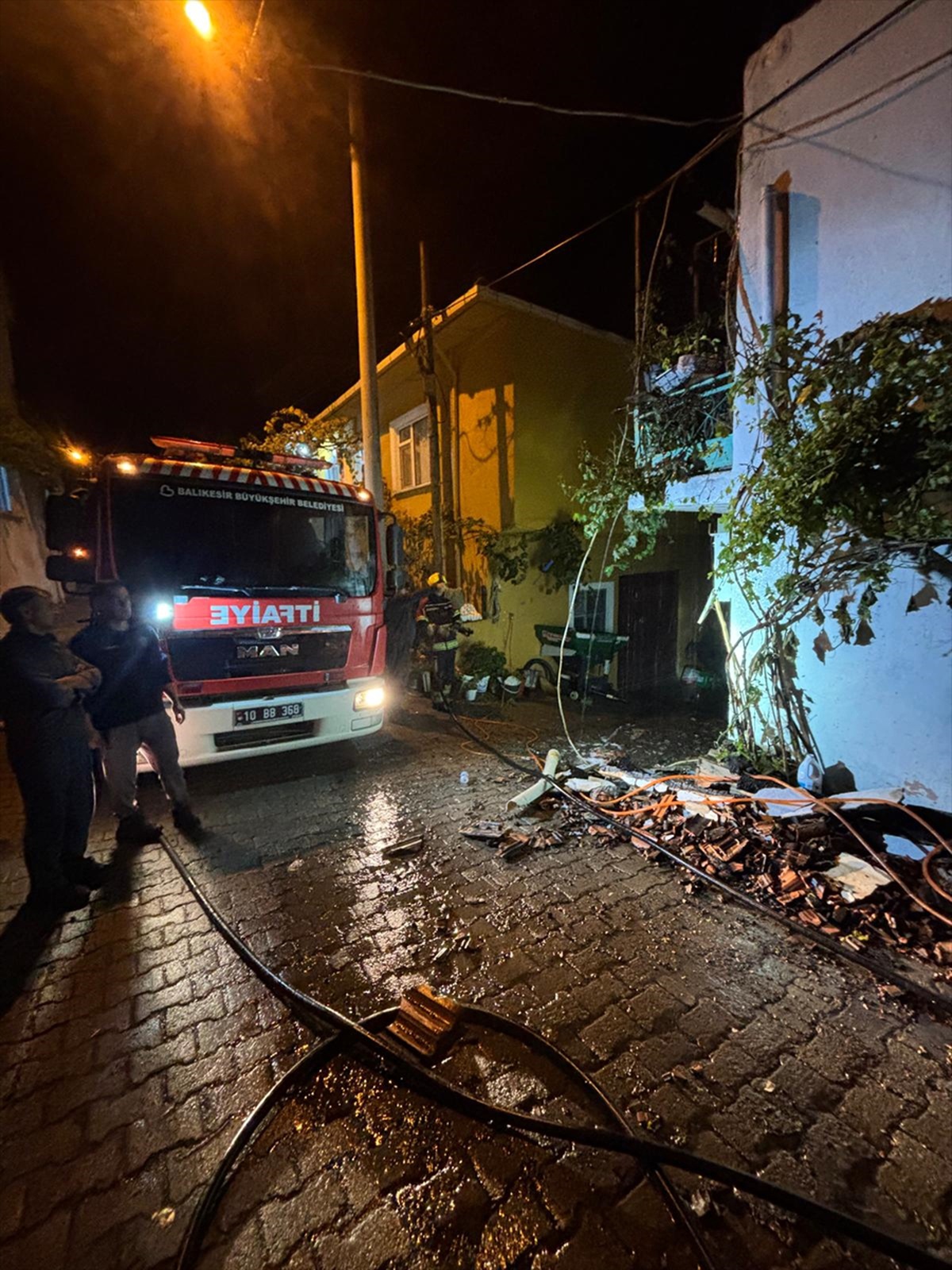 Balıkesir Bigadiç'te Turfullar Mahallesi'ndeki evin çatısında çıkan yangın söndürüldü