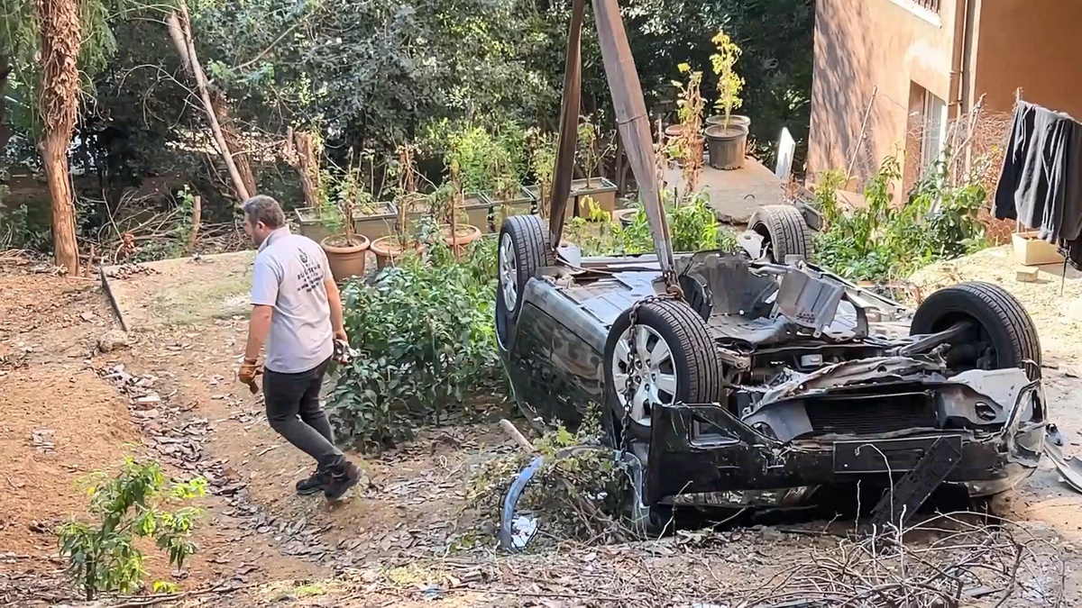 Beşiktaş'ta 79 yaşındaki sürücünün aracı site bahçesine uçtu, sürücü yaralandı
