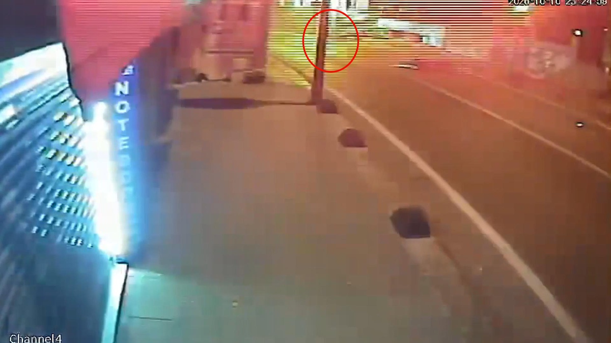 Beykoz'da motosiklet sürücüsü direğe çarparak hayatını kaybetti, kaza anı kaydedildi