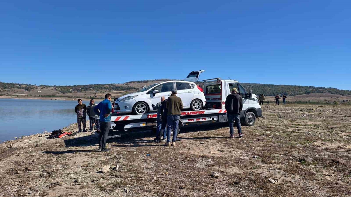 Bilecik Bozüyük'te balık tutanların otomobili vites boşta kalınca baraja gömüldü